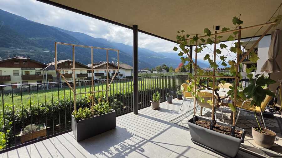 Neuwertige, moderne Dreizimmerwohnung mit wunderschöner Aussicht und 