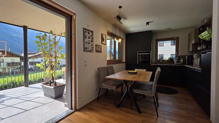 Neuwertige, moderne Dreizimmerwohnung mit wunderschöner Aussicht und 2 Neuwertige, moderne Dreizimmerwohnung mit wunderschöner Aussicht und 2
