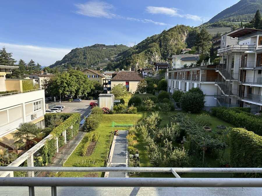 Vierzimmer-Attikawohnung in ruhiger Lage 2