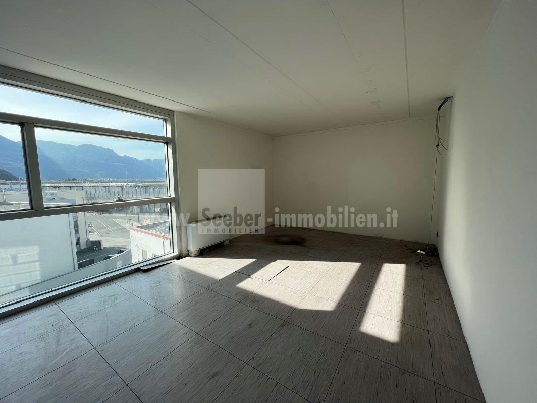 Modernes Büro mit fünf Räumlichkeiten und Terrasse in Nähe der Bo... Modernes Büro mit fünf Räumlichkeiten und Terrasse in Nähe der Bo...
