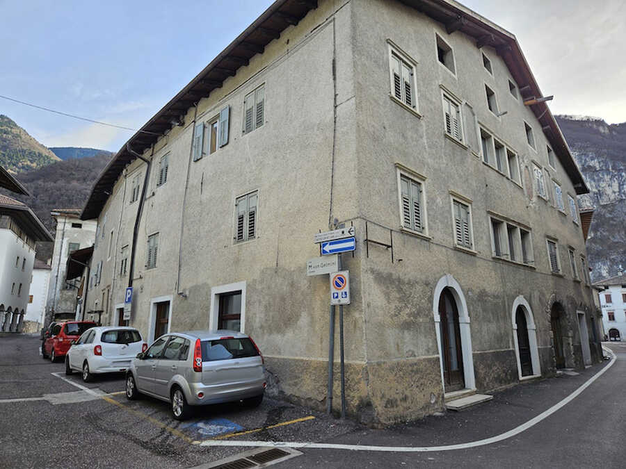 Dreizimmerwohung in denkmalgeschützen Gebäude mit Potential im Dorfz 2 Dreizimmerwohung in denkmalgeschützen Gebäude mit Potential im Dorfz 2