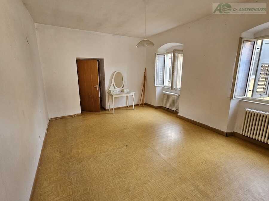 Dreizimmerwohung in denkmalgeschützen Gebäude mit Potential im Dorfz 3 Dreizimmerwohung in denkmalgeschützen Gebäude mit Potential im Dorfz 3